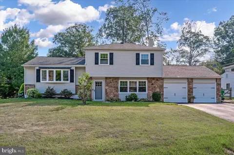 2 Sturbridge Dr, Wilmington, DE 19810