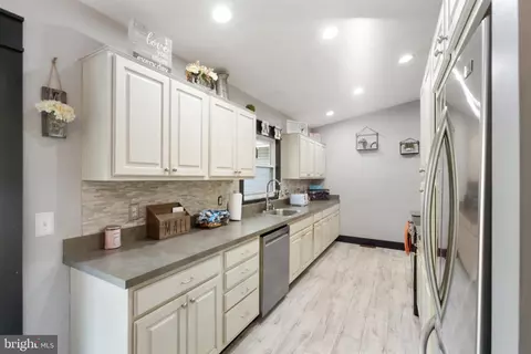 Entry Way - 2856 Wrangle Hill Rd, Bear, DE 19701 photo 5 of 7