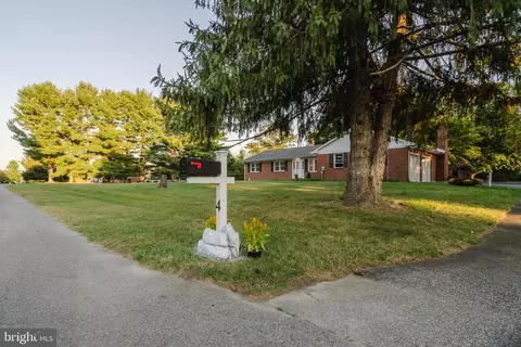 4 Moores Dr, Bear, DE 19701