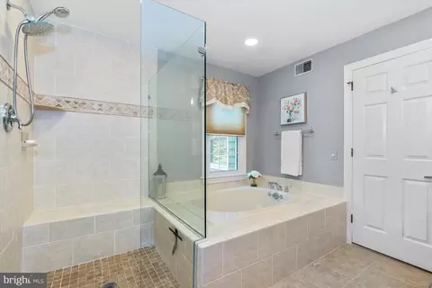 Bath - 121 Augustine Rd, Wilmington, DE 19803 photo 2 of 6