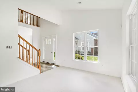 Living - 417 Sweetman Dr, Bear, DE 19701 photo 2 of 3
