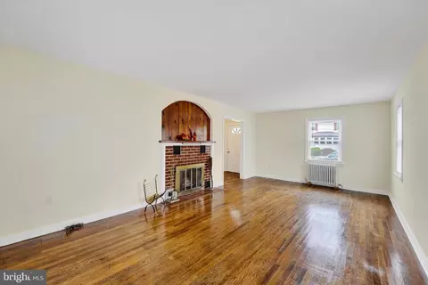 Living - 2 Poplar Ave, Newark, DE 19711 photo 2 of 4