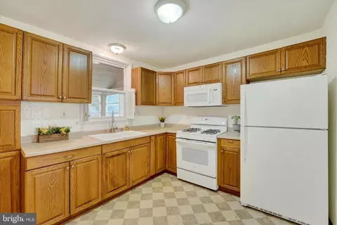 Kitchen - 2 Poplar Ave, Newark, DE 19711 photo 2 of 2
