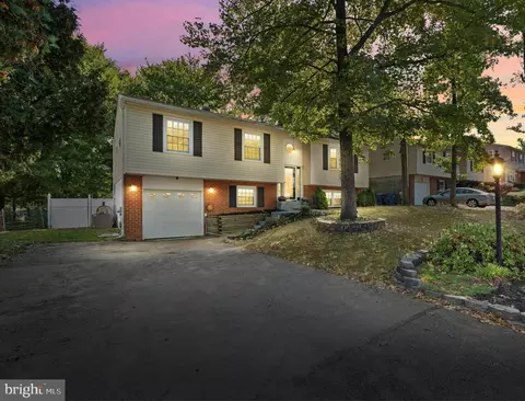 8 Ricci Ln, Newark, DE 19702