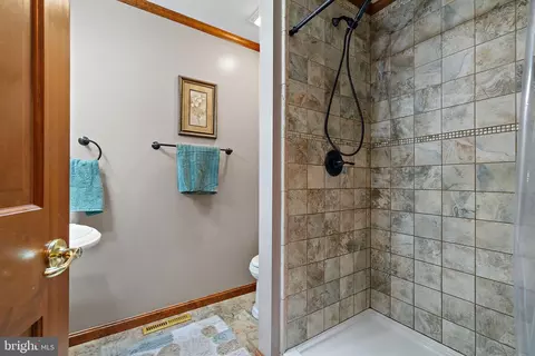 Bath - 208 Manor Dr, Middletown, DE 19709 photo 2 of 5