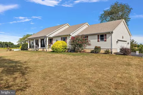 Exterior - 208 Manor Dr, Middletown, DE 19709 photo 3 of 6
