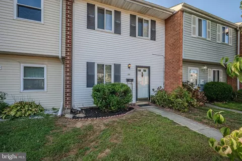 11 Sailboat Cir, Newark, DE 19702