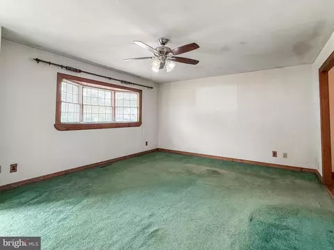Living - 205 Nathaniel Rd, Newark, DE 19713 photo 3 of 4