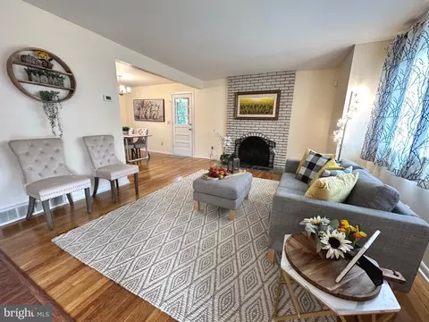 Living - 80 Springlake Dr, Newark, DE 19711 photo 2 of 2