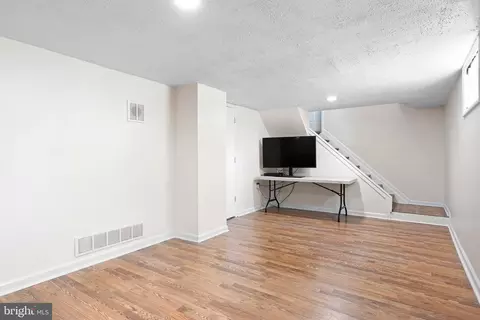 Living - 302 Durso Dr, Newark, DE 19711 photo 3 of 3