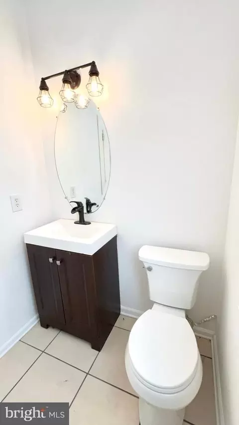 Bath - 137 N Katrin Cir, New Castle, DE 19720 photo 1 of 2