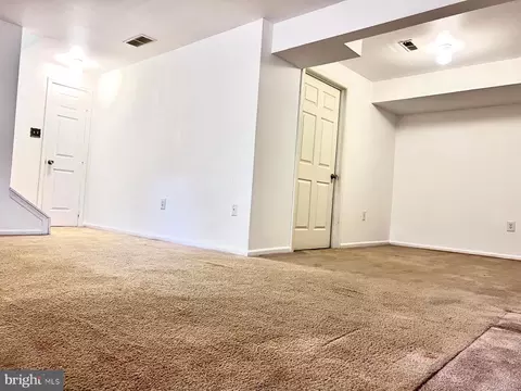 Living - 137 N Katrin Cir, New Castle, DE 19720 photo 5 of 5