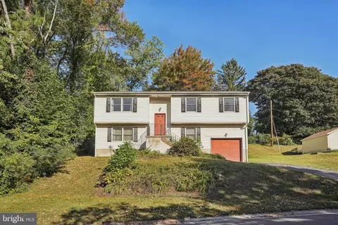 16 Boyds Valley Dr, Newark, DE 19711