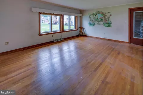 Living - 113 E 38th St, Wilmington, DE 19802 photo 1 of 5