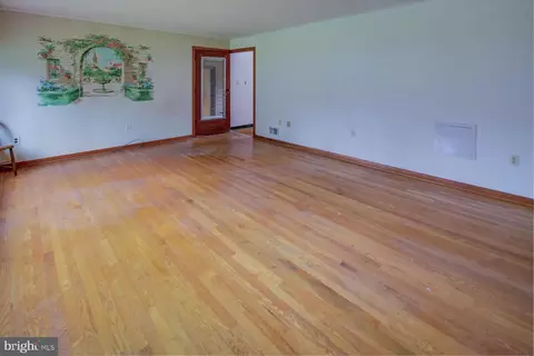 Living - 113 E 38th St, Wilmington, DE 19802 photo 2 of 5