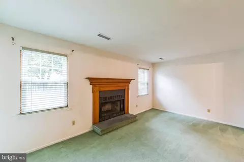 Living - 106 Upper Valley Ln, Newark, DE 19711 photo 4 of 10