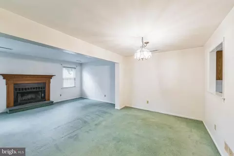 Living - 106 Upper Valley Ln, Newark, DE 19711 photo 1 of 10