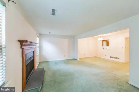 Living - 106 Upper Valley Ln, Newark, DE 19711 photo 6 of 10