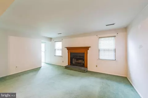 Living - 106 Upper Valley Ln, Newark, DE 19711 photo 3 of 10