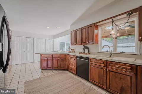 Kitchen - 8 Bent Tree Cir, Hockessin, DE 19707 photo 4 of 4