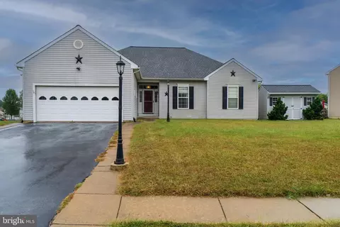 16 Summerfield Ln, New Castle, DE 19720