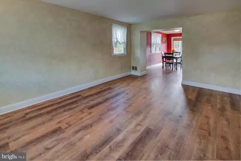Living - 1224 Maple Ave, Elsmere, DE 19805 photo 3 of 4