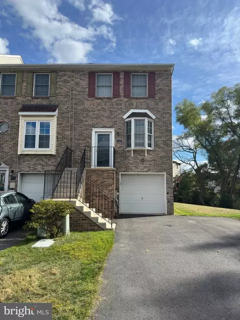 519 Blacksmith Ln, Newark, DE 19702