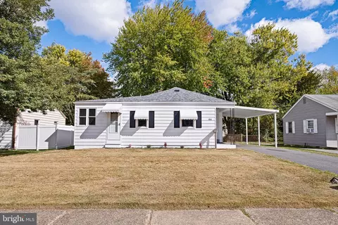 44 Robinson Dr, New Castle, DE 19720