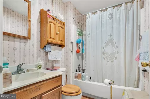 Bath - 157 Kingscroft Dr, Bear, DE 19701 photo 2 of 3
