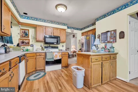 Kitchen - 157 Kingscroft Dr, Bear, DE 19701 photo 2 of 3