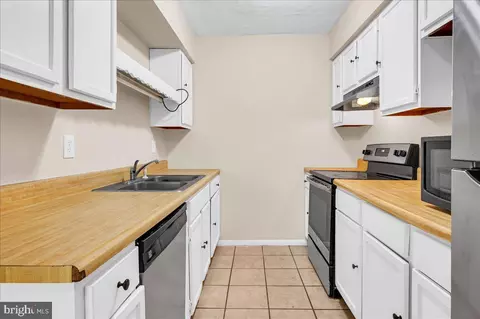 Kitchen - 629 Lockhaven Ct, Newark, DE 19702 photo 1 of 2