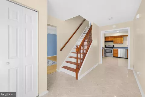 Entry Way - 32 Warren Dr, Newark, DE 19702 photo 2 of 6