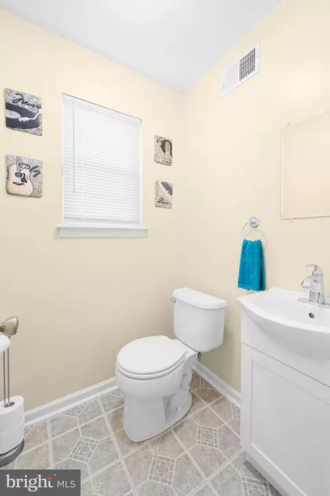 Bath - 32 Warren Dr, Newark, DE 19702 photo 1 of 3