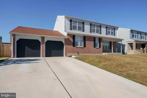 Exterior - 32 Warren Dr, Newark, DE 19702 photo 2 of 5