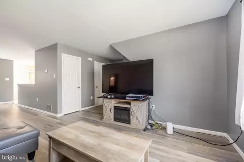Living - 207 Bellwether Ct, Newark, DE 19702 photo 3 of 3