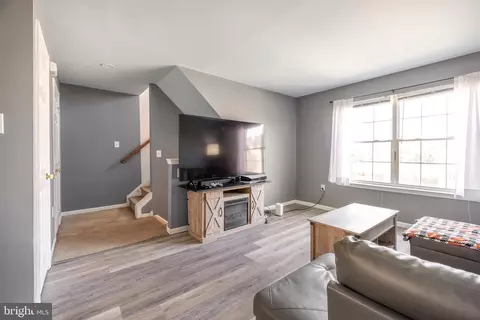 Living - 207 Bellwether Ct, Newark, DE 19702 photo 2 of 3