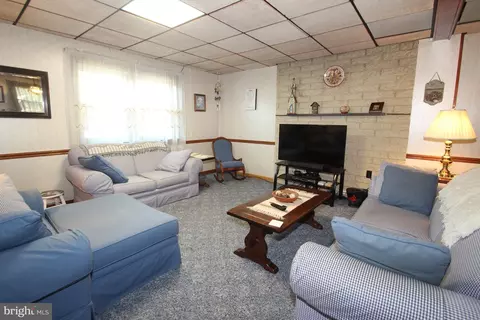 425 Brewster Dr, Newark, DE 19711 photo 2