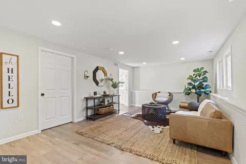 Living - 105 Coral Reef Dr, Newark, DE 19713 photo 4 of 4