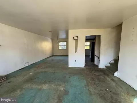 Living - 72 Broadleaf Dr, Newark, DE 19702 photo 2 of 4