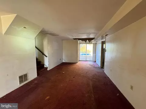 Living - 72 Broadleaf Dr, Newark, DE 19702 photo 4 of 4