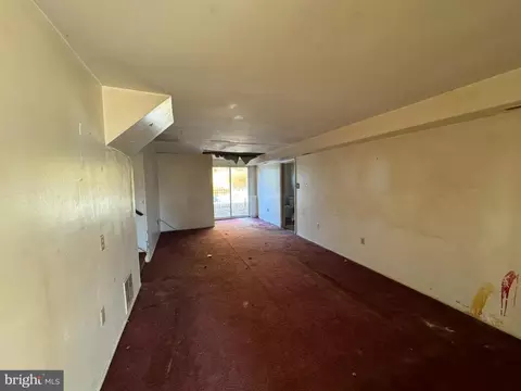 Living - 72 Broadleaf Dr, Newark, DE 19702 photo 1 of 4