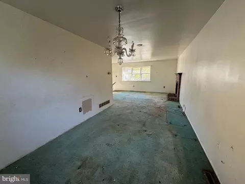 Living - 72 Broadleaf Dr, Newark, DE 19702 photo 3 of 4