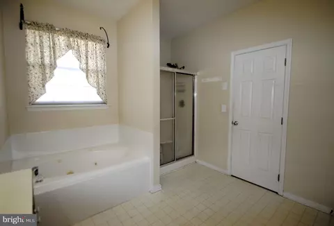 Bath - 3 Iris Cir, Bear, DE 19701 photo 2 of 7