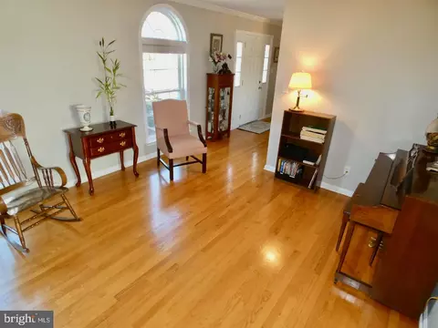 Living - 123 Matthew Dr, Bear, DE 19701 photo 2 of 9