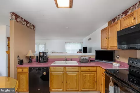 Kitchen - 419 Aldwych Dr, Bear, DE 19701 photo 3 of 4