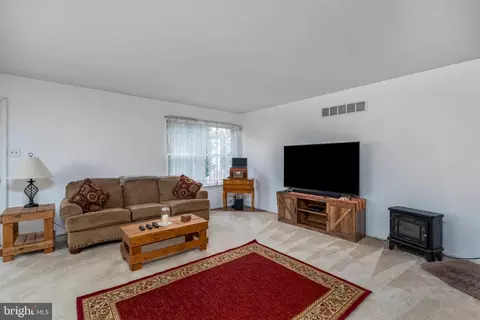 Living - 419 Aldwych Dr, Bear, DE 19701 photo 1 of 1