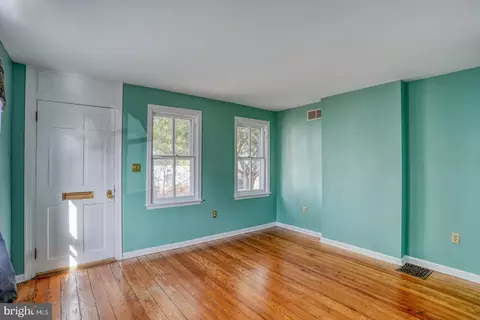 Living - 207 E 2nd St, New Castle, DE 19720 photo 1 of 4