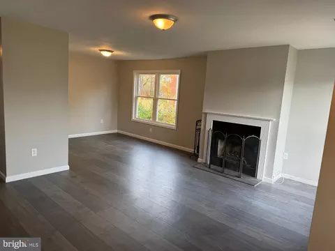Living - 528 Concord Bridge Pl, Newark, DE 19702 photo 2 of 4