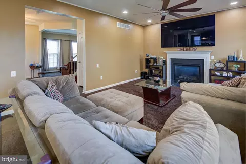 Living - 409 Janets Way, Townsend, DE 19734 photo 1 of 4