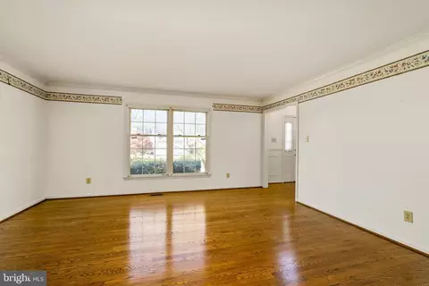 Living - 113 E Wilkerdean, Newark, DE 19711 photo 2 of 3